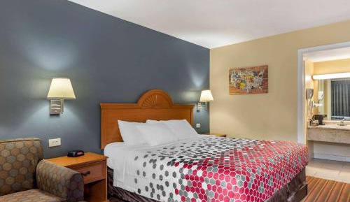 King Suite with Tub - Disability Access/Non Smoking/Pet Friendly
