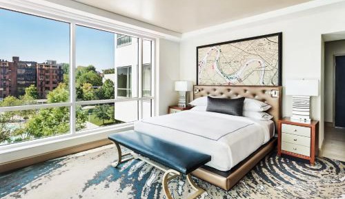Corner King Room with City View
