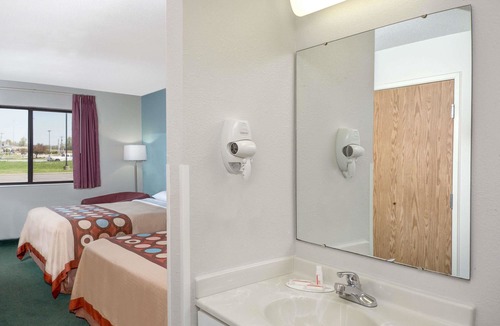 Gas City Hotel | Super 8 by Wyndham Gas City Marion Area