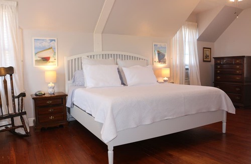 Colonial Beach House | Quiet Oasis for the Whole Fam, Relax On The Porch Or 1 Minute Walk to the Beach!