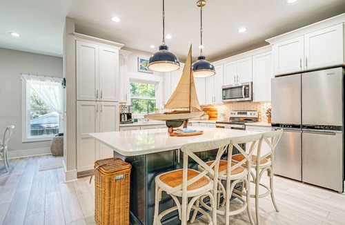 Myrtle Grove House | Dog-Friendly Wilmington Retreat ~ 7 Mi to Beach!