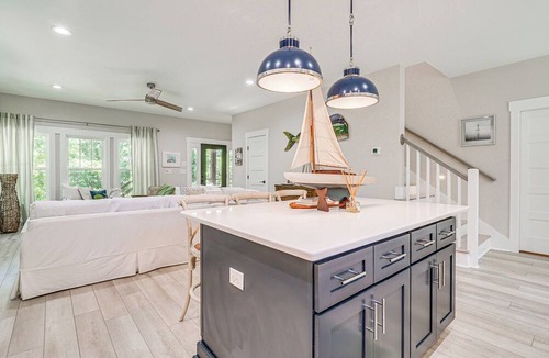 Myrtle Grove House | Dog-Friendly Wilmington Retreat ~ 7 Mi to Beach!