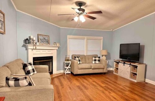 Semora House | Hyco Lake Retreat - Near VIR / Caesar's Casino / Raleigh-Durham-UNC