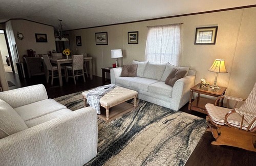 Pickens House | Getaway to Pickens, SC. Only minutes to the mountains, the lake or Clemson!