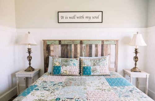 Wanchese Cottage | Perfect fishing village retreat with boat parking