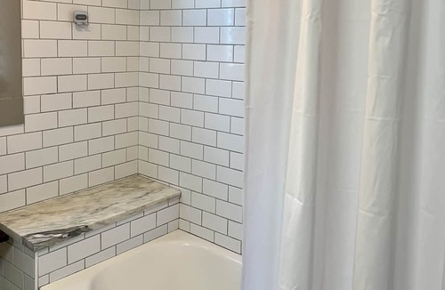 New Albany House | Cozy Home Near Bourbon Trail, Airport & NuLu-Pet Friendly Backyard.