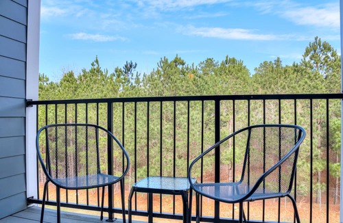 Gracewood Apartment | The Alice: King Bed - Top Floor - Pool & Gym - WiFi - Washer/Dryer - Ft Gordon
