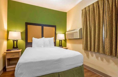Indianapolis Apartment | 1 Queen Bed | Mobil Access Tub Ste Smk Ktchn