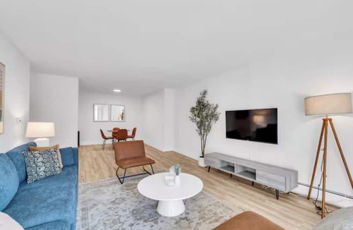 Oak Park Apartment | Urban Oasis in the Heart of Oak Park