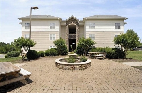 Elon Condo | Stay Minutes from Elon University in a Spacious 3BR Condo