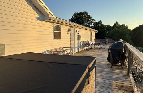 Bee Spring House | Ira’s Place - A spacious home near Mammoth Cave National Park and Nolin Lake
