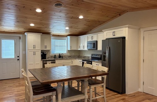 Bee Spring House | Ira’s Place - A spacious home near Mammoth Cave National Park and Nolin Lake