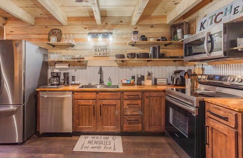 Trenton Cabin | Rusko's treetop retreat w/Hot Tub & Nature Views