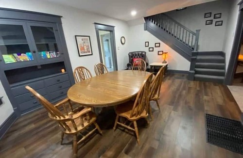 London Apartment | London Maisonette: Red Door Great space in a small town close to a big city!
