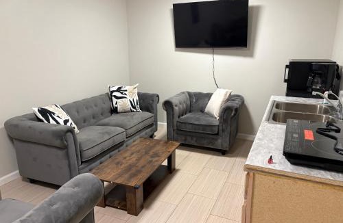 Woodbridge House | Ground level townhouse Private entrance and bath near quantico