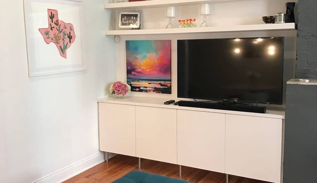 Walk to Lincoln Park, North Avenue Beach, and Second City! Lovely Old Town Charm! by AllSet Turnover