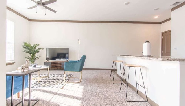 Boulevard Stays Spacious 1BR Suite, Parking