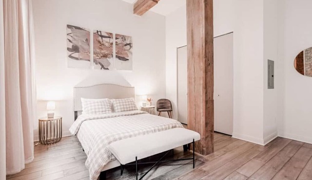 Clean, Art Deco 1000sqft Condo Downtown + Free Gated Parking