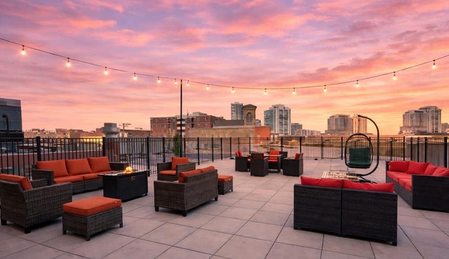 McCormick Place Studio/Optional parking/sleeps up to 4