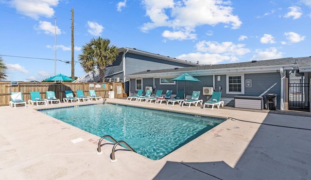 Loggerhead Inn & Suites - Two Queen Suite in hotel in Surf City, North Carolina